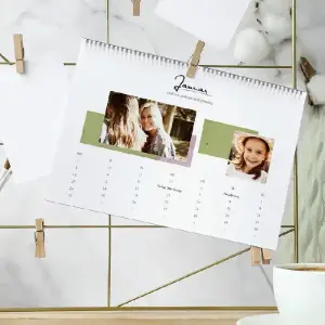 Fotokalender im DIN A4 Format mit Bildern von Personen, selbst gestalten an einer Klammer hängend